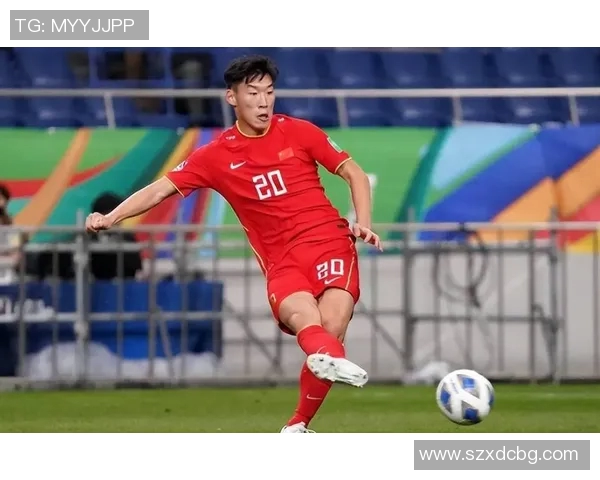 足球明星颠球失误瞬间引发球迷热议精彩瞬间与意外失误的完美结合